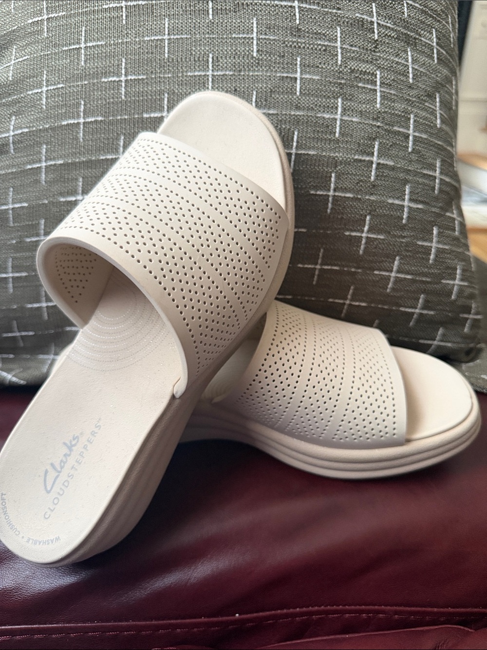 Clarks Women's Cream Perforated Slide Sandals 7 wide NWOT